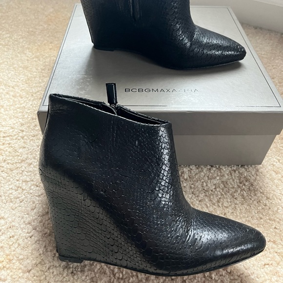 BCBGMAXAZRIA Black Perfed Snake Size 6M - Picture 2 of 10